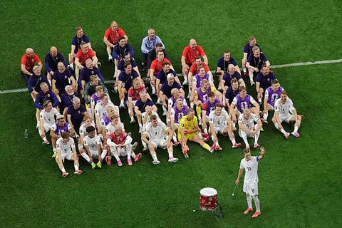 طبول وصف الفايكنج.. لقطات من احتفال لاعبي النرويج بالتأهل لدور الـ16 بكأس العالم (صور)
